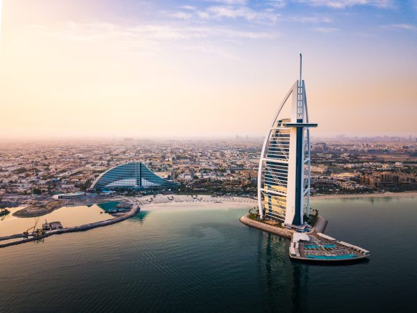 Dubai seaside skyline and Burj Al Arab luxury hotel aerial view at sunrise  600x450 - Disfruta El Verano en Dubái