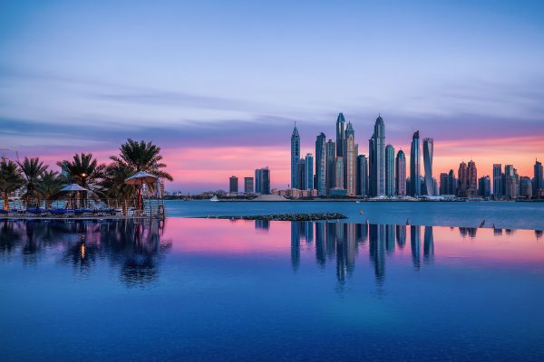 Panorama of Dubai Marina at sunset with a swimming pool in front 600x400 - Experiencia de Lujo Atlantis The Palm