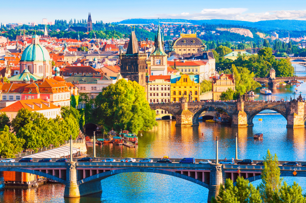 Vista aérea escénica de verano de la arquitectura del muelle de la Ciudad Vieja y el Puente de Carlos sobre el río Vltava en Praga