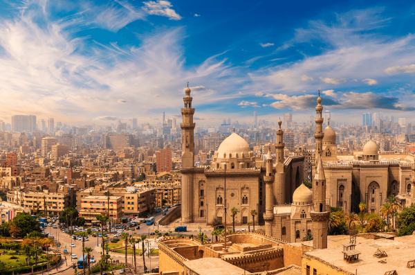 Mezquita y madrasa del Sultán Hassan al atardecer, ciudadela de El Cairo, Egipto