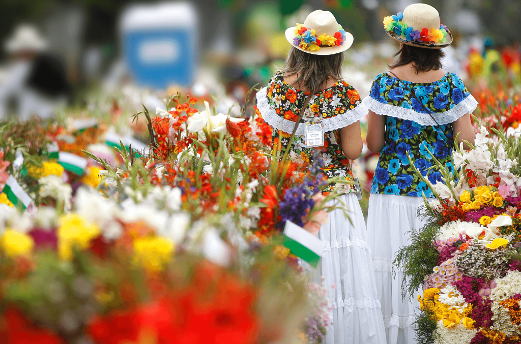 La Feria de las Flores, es la celebración más grande de Medellín. Los Silleteros recorren la ciudad con sus arreglos florales a la espalda.