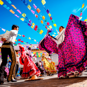bailarines folclóricos bailando con un hermoso vestido tradicional que representa la cultura mexicana.