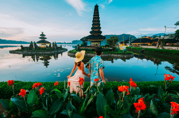 Pareja pasa tiempo en el templo ulun datu bratan en Bali