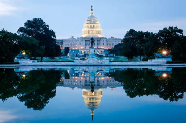 Washington DC, Edificio del Capitolio de Estados Unidos en un amanecer nublado con reflejo espejo