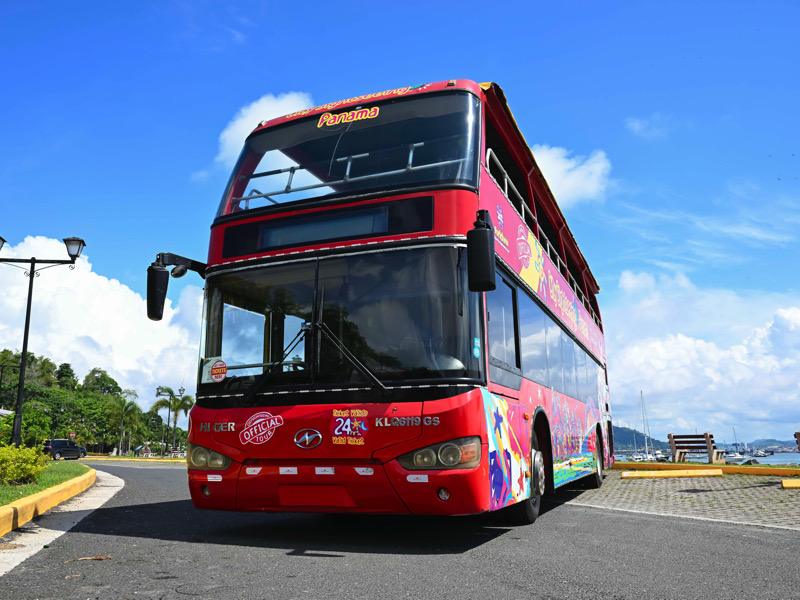 Autobús de City Sightseeing recorriendo la ciudad