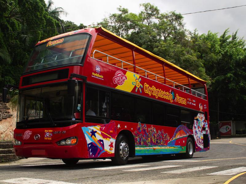 Autobús turístico recorriendo una ciudad moderna