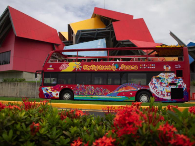 Vista panorámica del recorrido City Sightseeing con un autobús descapotable en la ciudad