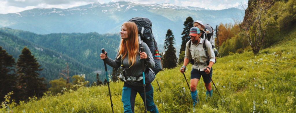 Paisaje natural con árboles frondosos y un sendero para turismo ecológico