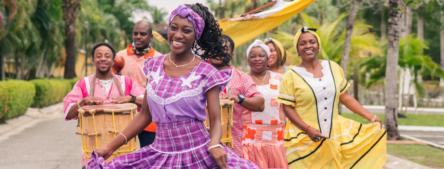 Personas en vestimenta tradicional panameña bailando en un festival cultural