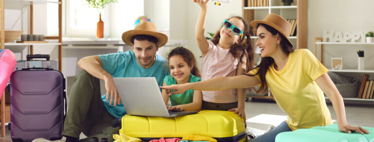 Maletas modernas y coloridas listas para viajar