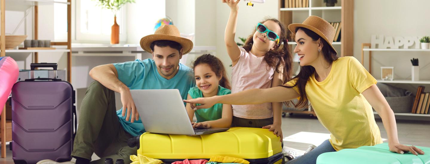 Maletas modernas y coloridas listas para viajar