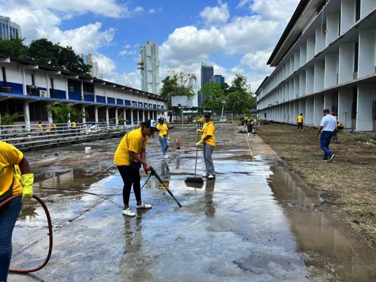 Grupo de personas reunidas en una comunidad durante un viaje