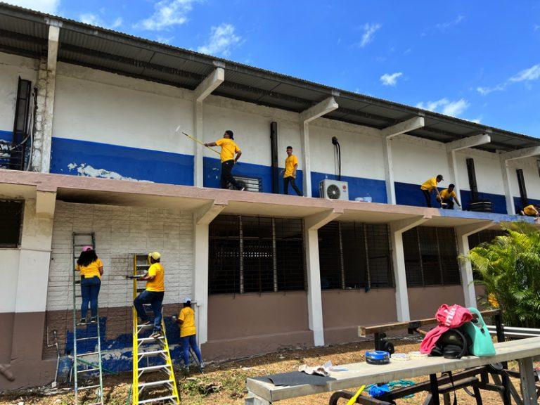 Personas de diferentes edades participando en una actividad comunitaria al aire libre