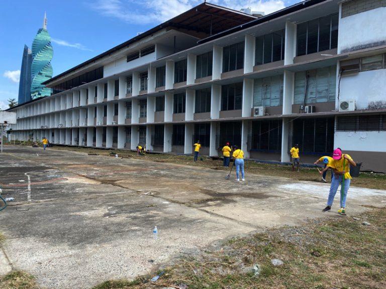 Grupo de personas interactuando en una comunidad local
