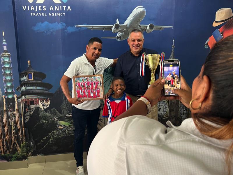 Personas disfrutando de deportes al aire libre en un ambiente natural