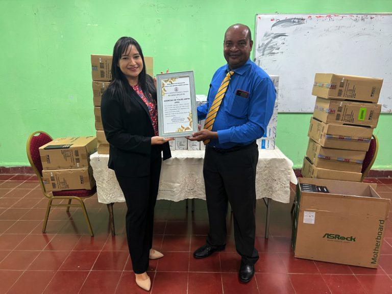 Grupo de estudiantes participando en un taller educativo durante un viaje
