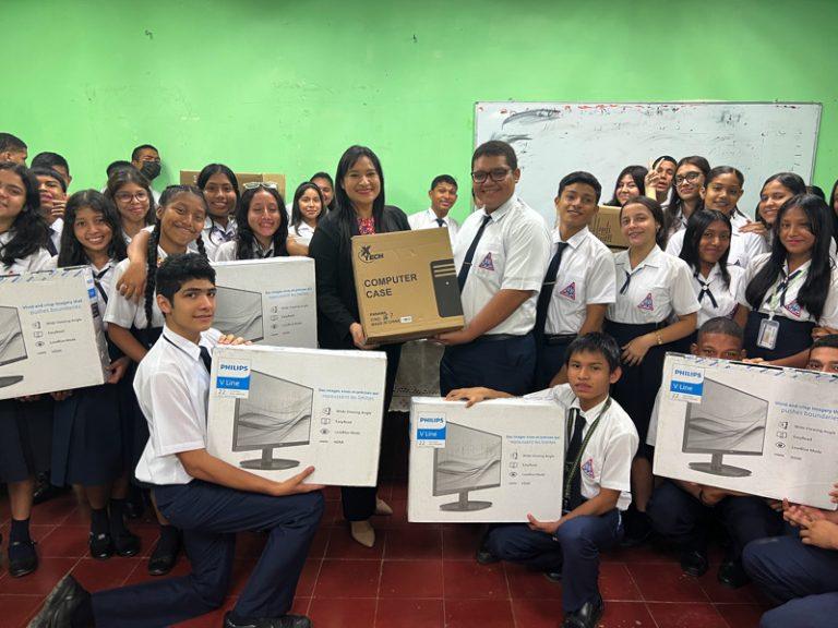 Grupo de estudiantes aprendiendo en un entorno natural