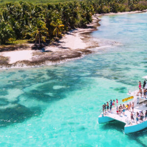 Hermosa playa de arena blanca y aguas turquesas en Punta Cana