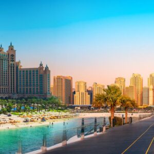 Banner panorámico de Dubái con rascacielos y cielo despejado