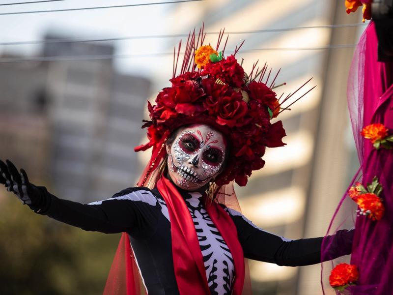 Decoraciones festivas del Día de los Muertos en México