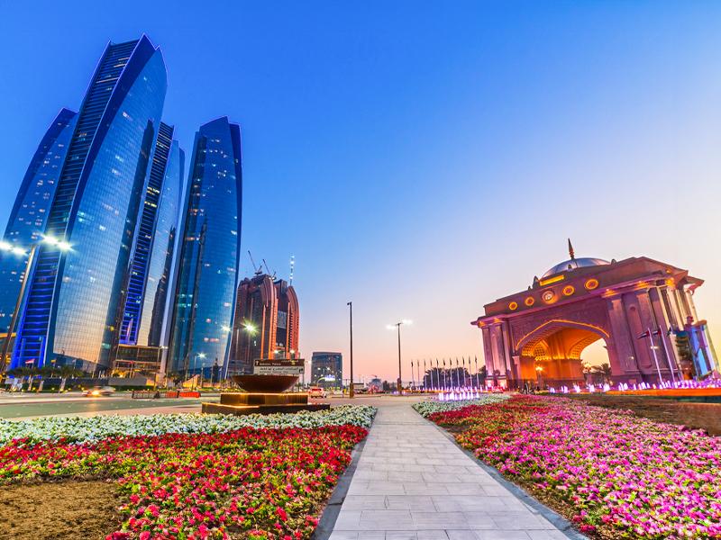 Imagen de la espectacular panorámica de Dubai con rascacielos iluminados al atardecer