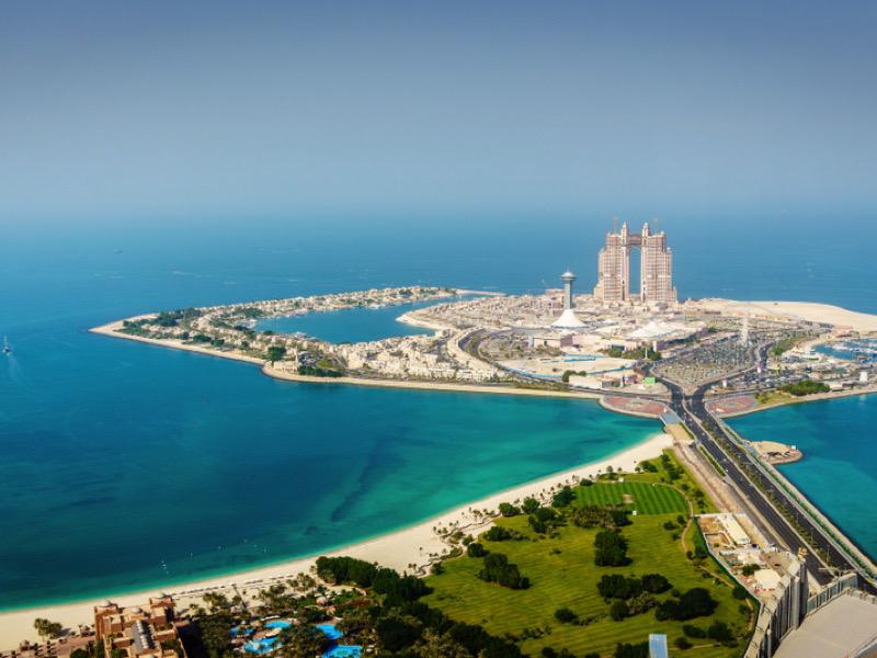 Panorámica Nocturna de Dubai con Rascacielos Iluminados