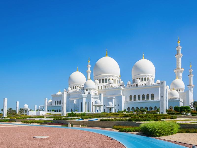 Horizonte Urbano de Dubái y Abu Dabi Capturado en un Atardecer