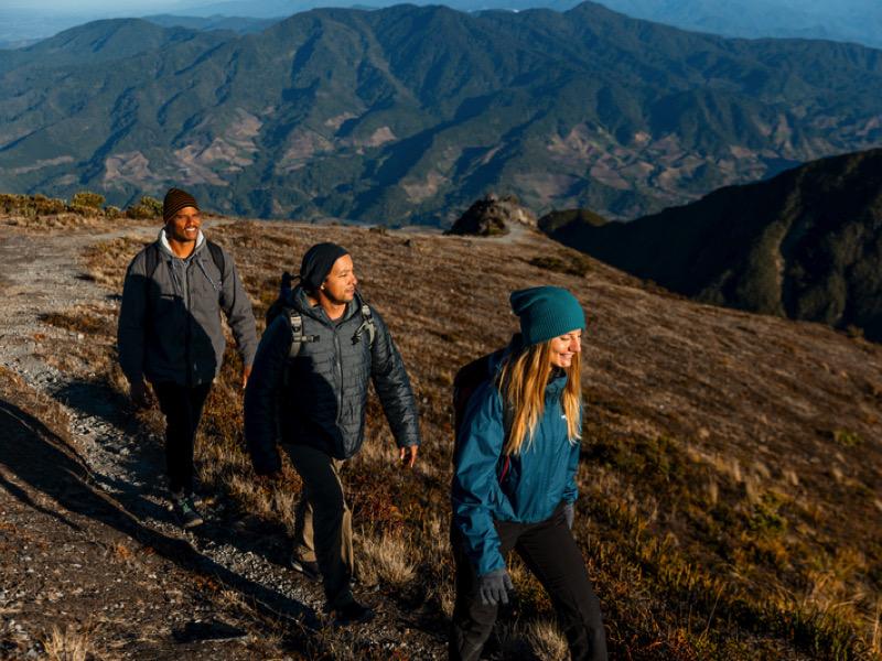 Imagen panorámica del Volcán Barú iluminado por el sol naciente