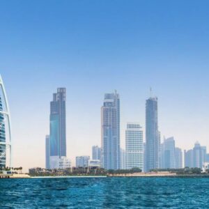 Vista Panorámica de Dubái con Edificios Modernos y Luces Nocturnas