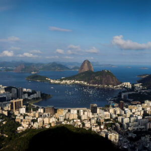 Desfile del Carnaval de Río de Janeiro con vibrantes disfraces y carrozas