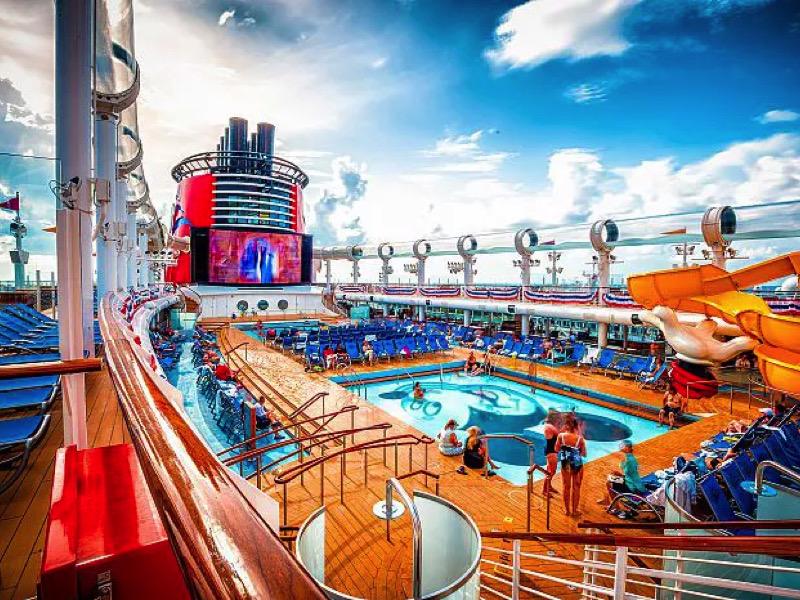 Crucero de Disney navegando en un día soleado