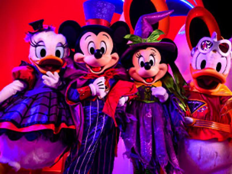 Crucero de Disney navegando por el océano al atardecer