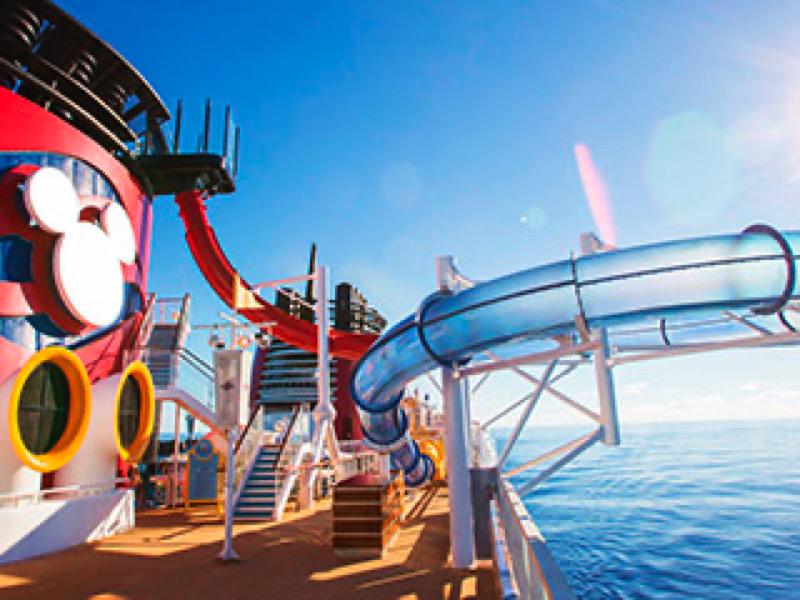 Crucero Disney navegando en el océano al atardecer