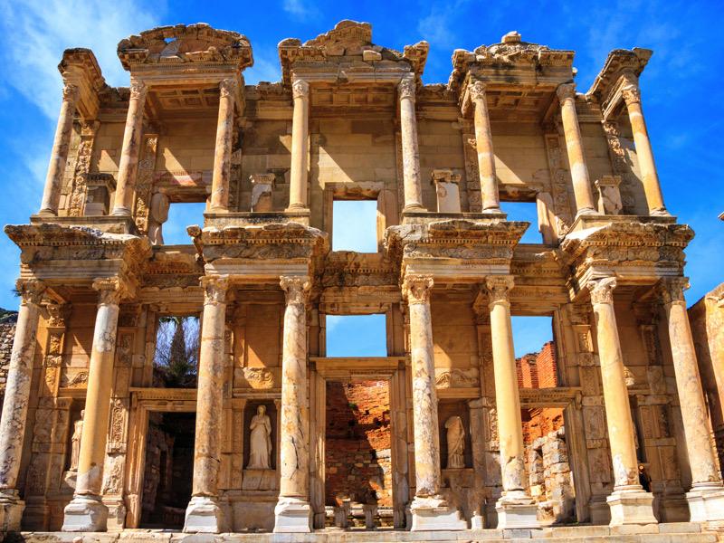 Imagen de un majestuoso crucero navegando por el Mediterráneo al atardecer