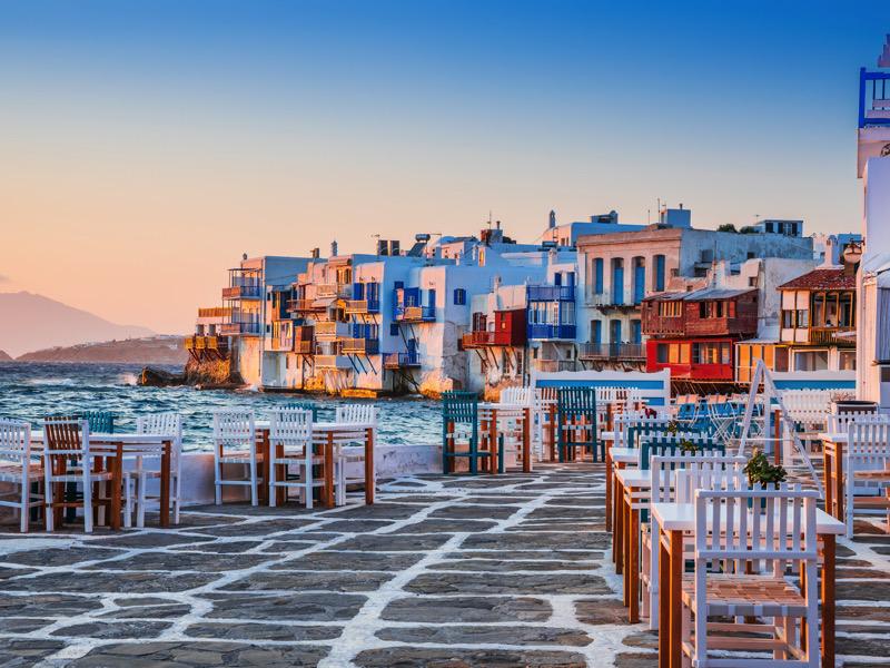Crucero sobre las aguas azules del mar Mediterráneo al atardecer