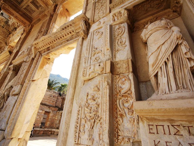 Impresionante imagen de un crucero navegando por las aguas azules del Mediterráneo al atardecer
