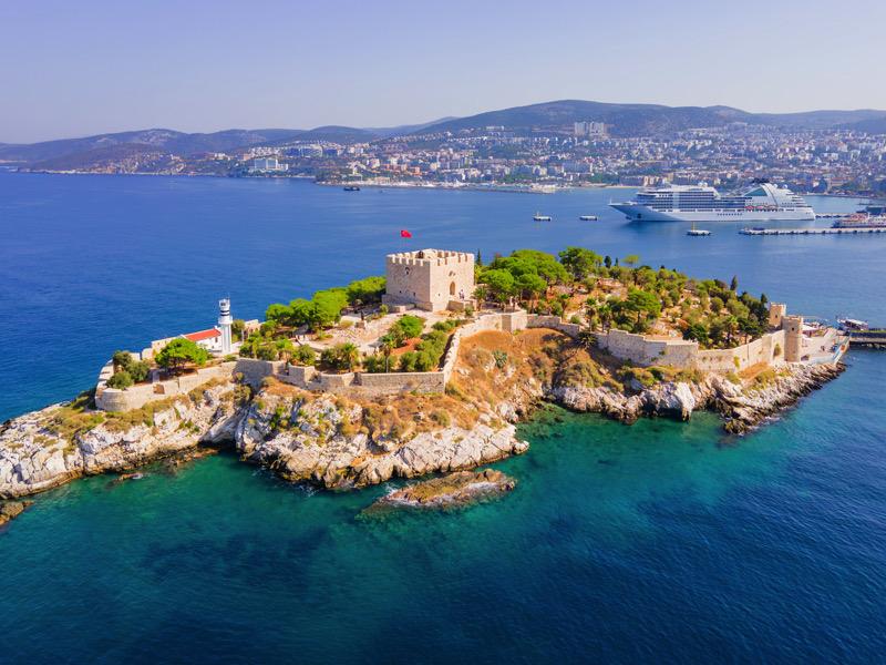 Crucero navegando por el Mar Mediterráneo con un atardecer de fondo