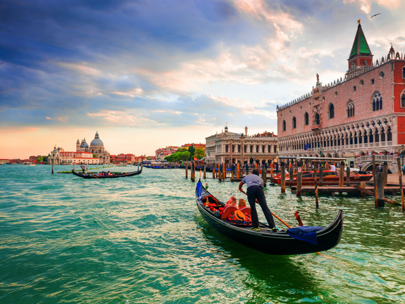 Gondolas en plaza San Marcos Venecia, Italia.