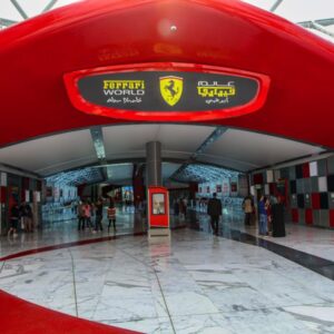 Vista panorámica de un parque temático en Dubai con montañas rusas y emocionantes atracciones