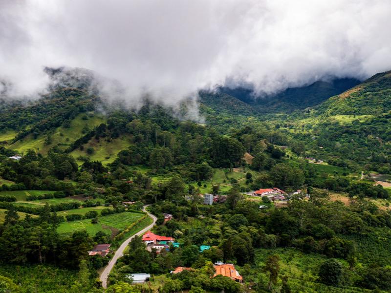 Vista panorámica del Rancho Chiriquí con montañas al fondo