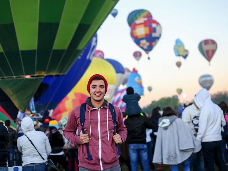 hombre viajero visitando feria internacional del globo aerostatico o fig en leon guanajuato mexico