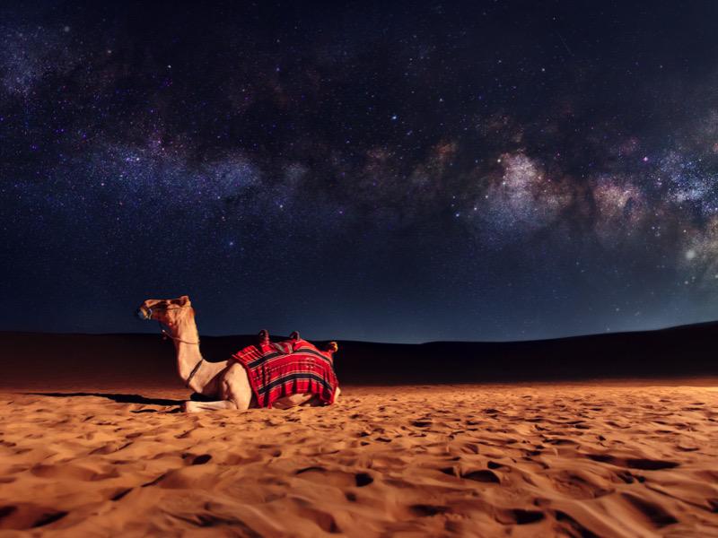 Paisaje nocturno del desierto en Dubái con un cielo estrellado