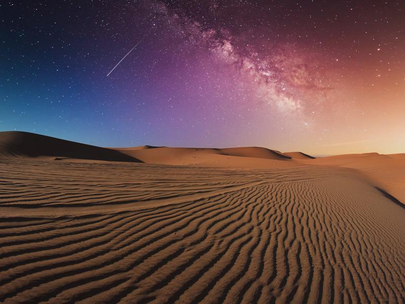 Vista panorámica de una noche estrellada en el desierto de Dubái