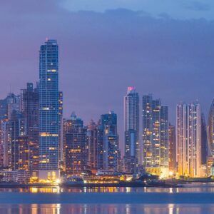 Vista panorámica de la Ciudad de Panamá con rascacielos y vegetación