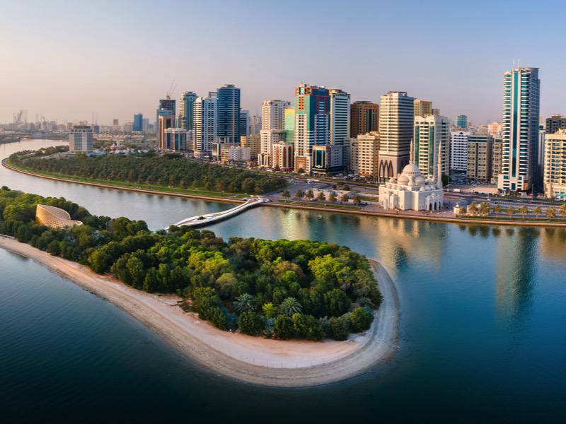 Vista panorámica de un parque en Emiratos Árabes Unidos con áreas verdes y estructuras modernas