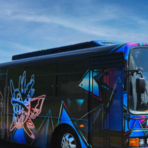 Imagen de un Party Bus iluminado en medio de la noche