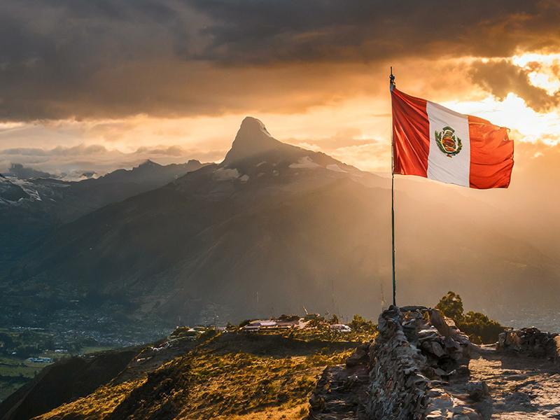 Vista deslumbrante de las montañas peruanas al atardecer