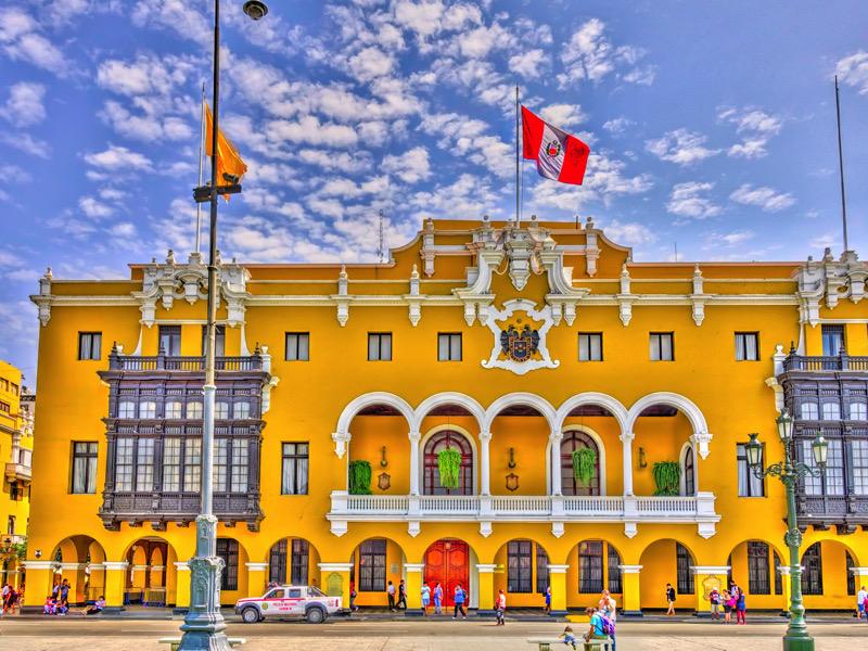Paisaje impresionante de Perú con montañas majestuosas