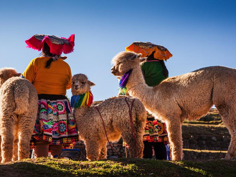 Vista panorámica de los paisajes del Perú, destacando su rica cultura y belleza natural