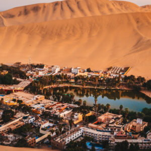 Tren recorriendo paisaje montañoso hacia Machu Picchu en Perú